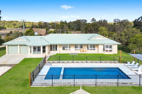Roads End With Games Barn Ponies Alfresco Dining - Accommodation Batemans Bay 0