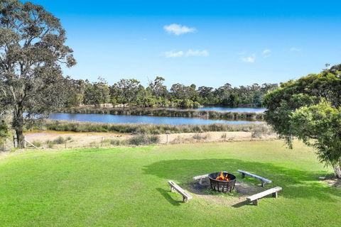 Roads End With Games Barn Ponies Alfresco Dining - Accommodation Batemans Bay 3