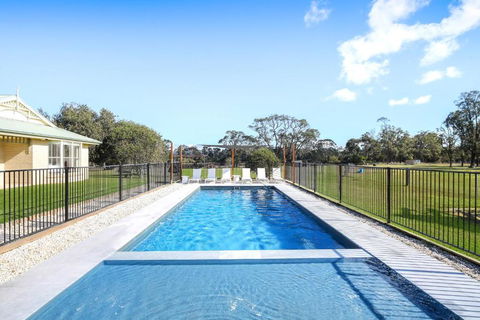 Roads End With Games Barn Ponies Alfresco Dining - Accommodation Batemans Bay 1