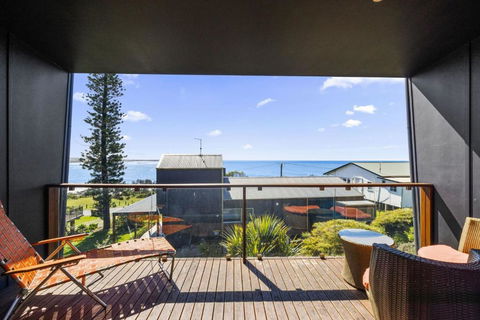 Rock Ledge - Accommodation Batemans Bay 0