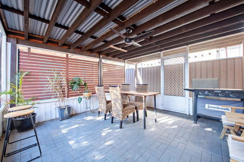 Rosewood Cottage - Stroll To Central, Cosy Escape - Accommodation Batemans Bay 3