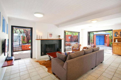 Ross Cres Spacious Private Beach House - Accommodation Batemans Bay 1
