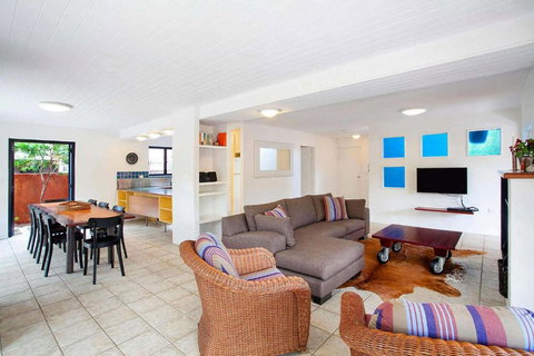 Ross Cres Spacious Private Beach House - Accommodation Batemans Bay 2