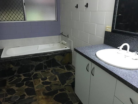 Royal Palm Cottage, Entire Two Bedroom 2 Bathroom House With Pool - Accommodation Batemans Bay 3