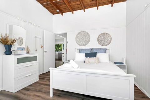 Sally Beach House With Ocean Views - Accommodation Batemans Bay 2