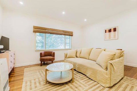 Salmon Calm - Trendy Velvet Allure By Albert Park - Accommodation Batemans Bay 2