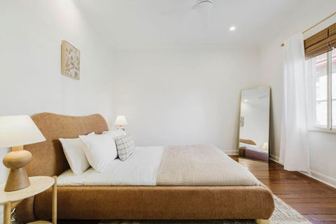 Salmon Calm - Trendy Velvet Allure By Albert Park - Accommodation Batemans Bay 0