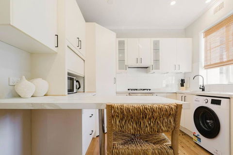 Salmon Calm - Trendy Velvet Allure By Albert Park - Accommodation Batemans Bay 1