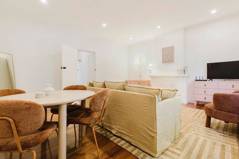 Salmon Calm - Trendy Velvet Allure By Albert Park - Accommodation Batemans Bay 3