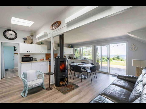 SeaRoos By The Seashore Beach Cottage - Accommodation Batemans Bay 3