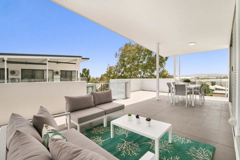 Spacious Apartment With Generous Entertaining - Accommodation Batemans Bay 1