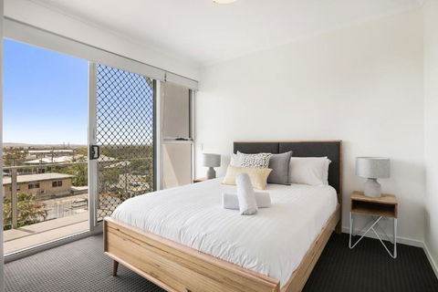 Spacious Apartment With Generous Entertaining - Accommodation Batemans Bay 2