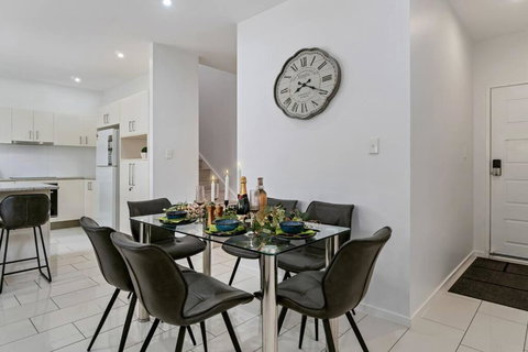 Stunning 3-bedroom Townhouse - Accommodation Batemans Bay 2