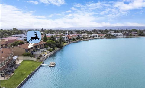 Stunning Lake View Townhouse-Dream Staycation - Accommodation Batemans Bay 0