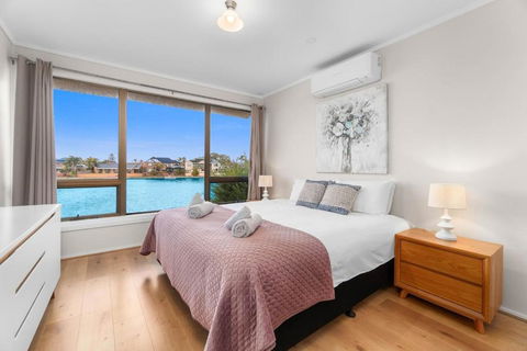 Stunning Lake View Townhouse-Dream Staycation - Accommodation Batemans Bay 1