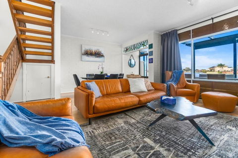 Stunning Lake View Townhouse-Dream Staycation - Accommodation Batemans Bay 2