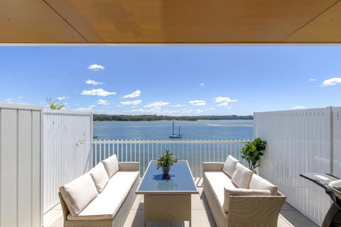 Superb 2-Bed Apartment With Scenic Bay Views - Accommodation Batemans Bay 0