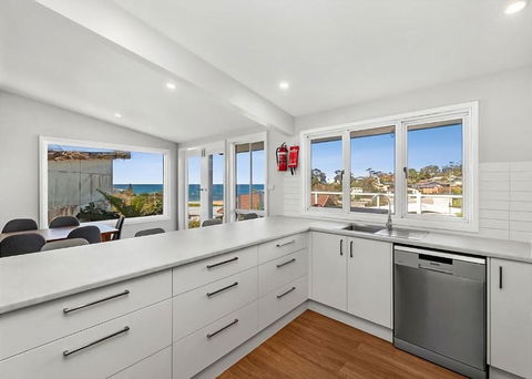 The Bach House Pet Friendly In Malua Bay - Accommodation Batemans Bay 2