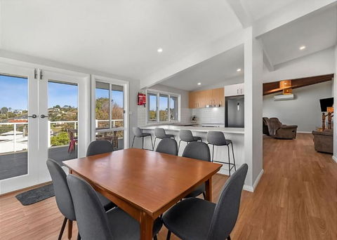 The Bach House Pet Friendly In Malua Bay - Accommodation Batemans Bay 3