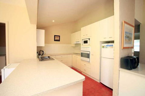 BEACHSIDE VILLA 2 - Accommodation Batemans Bay 0