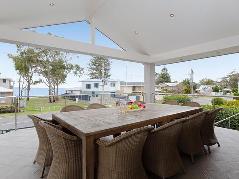 Beauty And The Beach', 88 Foreshore Drive - Large Home With WIFI & Water Views - Accommodation Batemans Bay 0