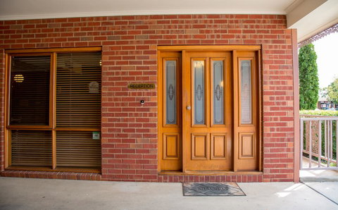 BEST WESTERN Burke And Wills Motor Inn - Accommodation Batemans Bay 1