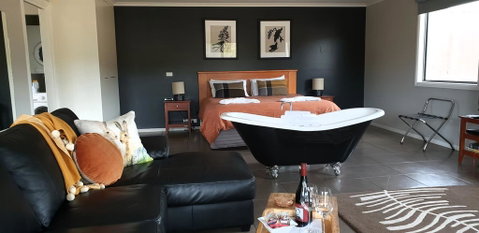 Blaze Rock Retreat - Accommodation Batemans Bay 0