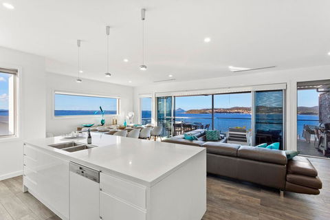 Blue Water Splendour - Infinity Pool And Amazing Views!! - Accommodation Batemans Bay 3