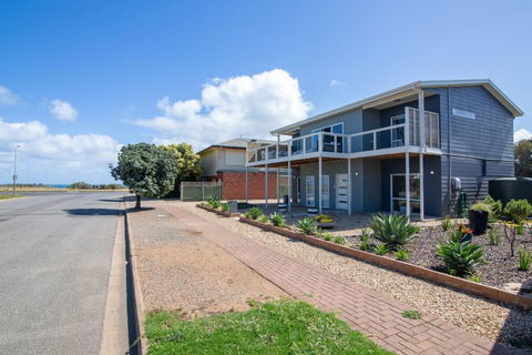 Xanadu - Aldinga Beach - C21 SouthCoast Holidays - Accommodation Batemans Bay 1