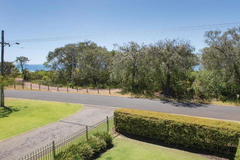 XYZ Holiday Home - Accommodation Batemans Bay 2