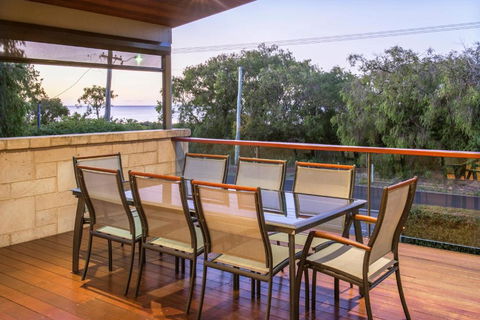 XYZ Holiday Home - Accommodation Batemans Bay 3