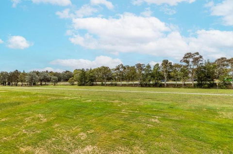 ZMITH Apartment - BROOKE, - Near AIS, GIO Stadium, UC, & Nth - Canberra Hospital - Accommodation Batemans Bay 3