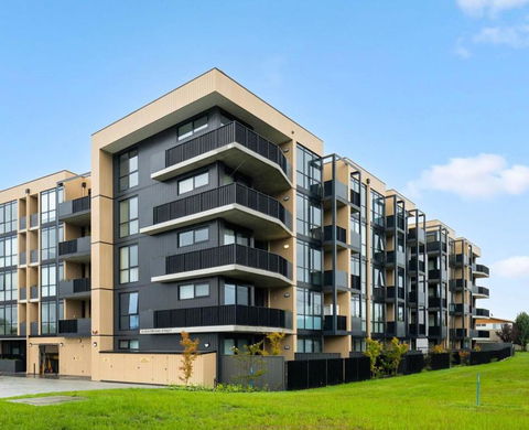 ZMITH Apartment - BROOKE, - Near AIS, GIO Stadium, UC, & Nth - Canberra Hospital - Accommodation Batemans Bay 1